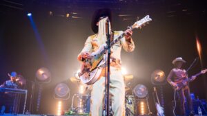 Orville Peck transforma overdose em seu melhor álbum