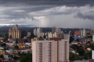 Frente fria traz chuva e queda de temperatura ao Vale